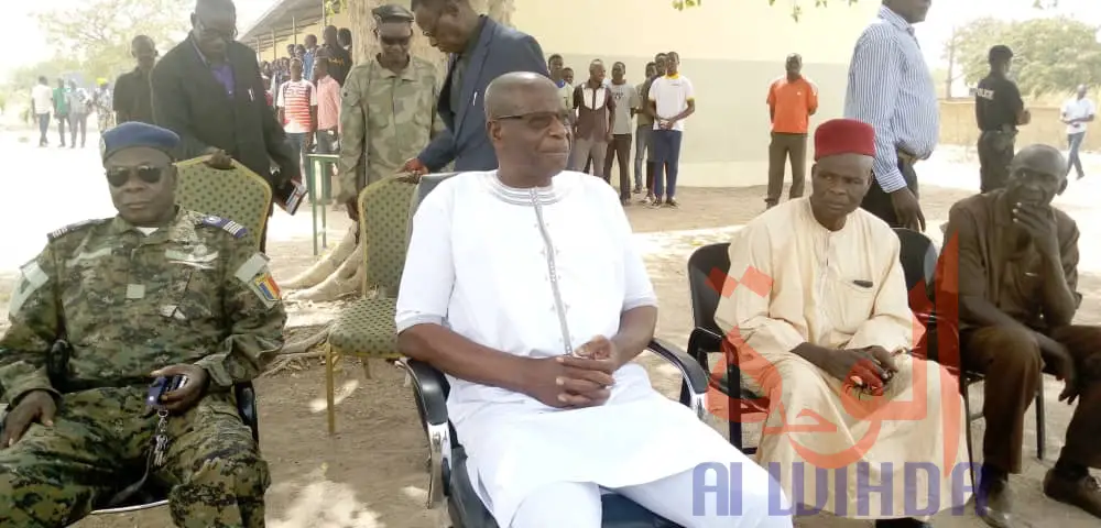 Tchad : le gouverneur de Laï en tournée dans les établissements. © Éric Guedi/Alwihda Info