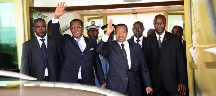 Idriss Déby accueilli par son homologue Paul Biya à l'aéroport du Cameroun le 22 mai 2014. © Présidence Cameroun. Idriss Déby accueilli par son homologue Paul Biya à l'aéroport du Cameroun le 22 mai 2014. © Présidence Cameroun.