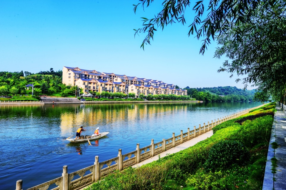 Villagers row a cleaning boat along Longxi River in Dianjiang county, southwest China’s Chongqing municipality. Photo by Xiang Xiaoqiu, People’s Daily Online