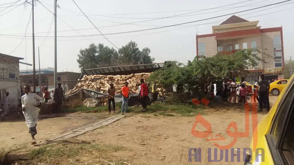 Tchad : un camion renverse sa marchandise en pleine rue à N'Djamena