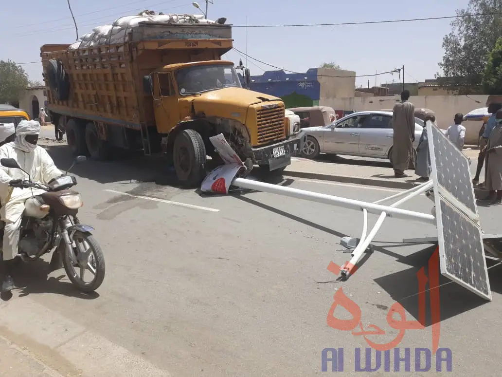 Tchad : à Abéché, un camion surchargé s'écrase contre un lampadaire. © Alwihda Info