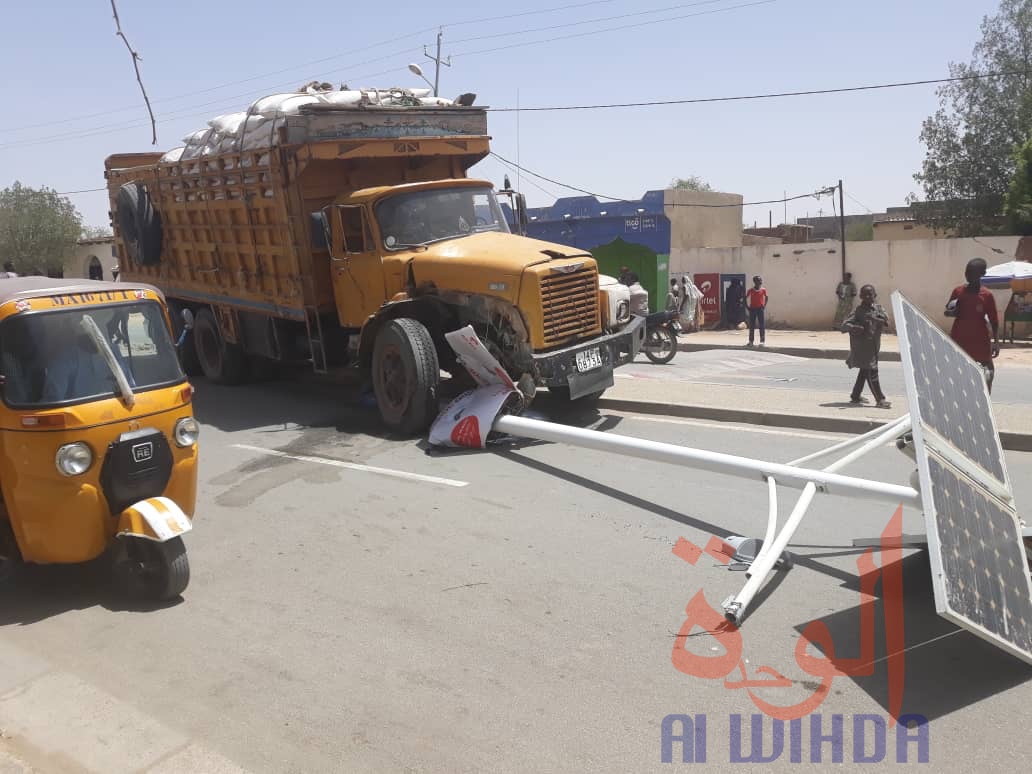 Tchad : à Abéché, un camion surchargé s'écrase contre un lampadaire. © Alwihda Info Tchad : à Abéché, un camion surchargé s'écrase contre un lampadaire. © Alwihda Info