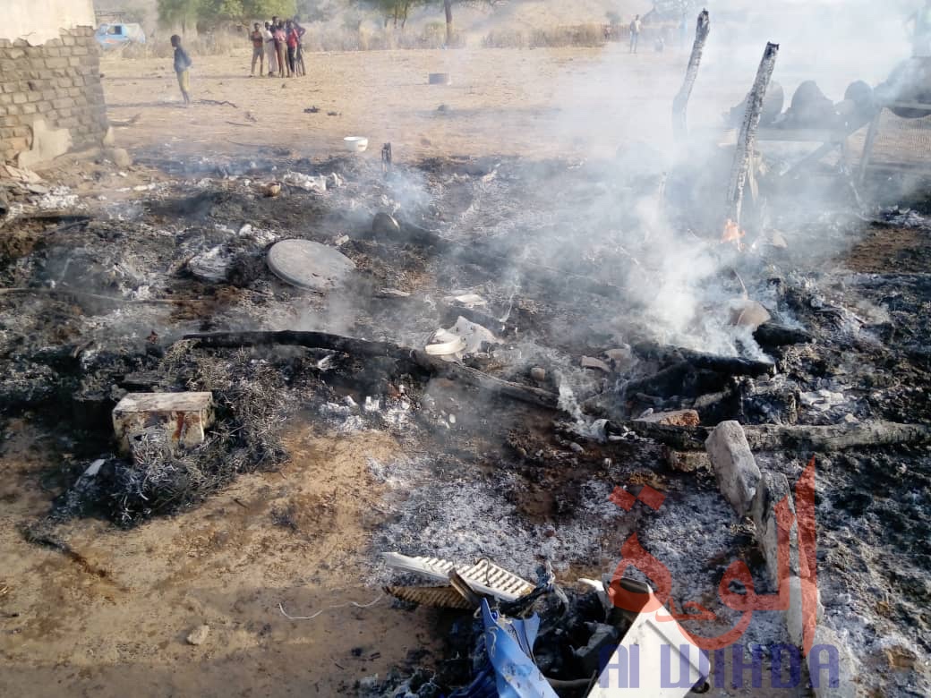 Tchad : une maison ravagée par les flammes à Goz Beida. ©Mahamat Issa Gadaya/Alwihda Info Tchad : une maison ravagée par les flammes à Goz Beida. ©Mahamat Issa Gadaya/Alwihda Info