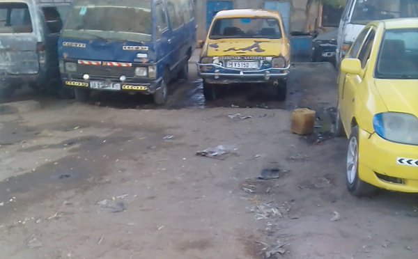 Des minibus et taxis garés à N'Djamena. Illustration. © Alwihda Info