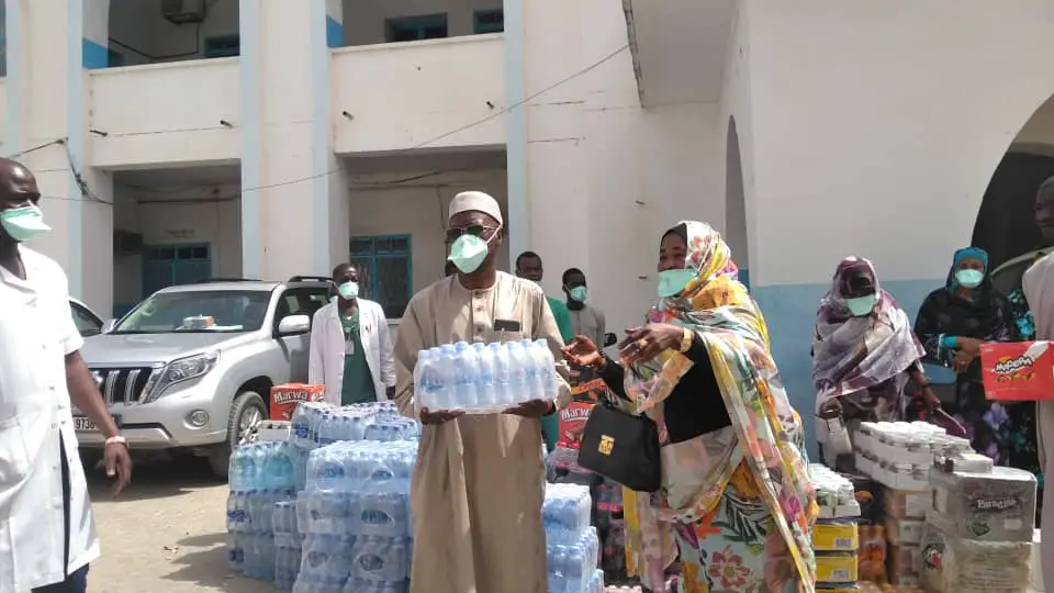 Tchad : à l'hôpital militaire, les citoyens offrent des cadeaux aux soldats blessés. © Mahamat Abdramane Ali Kitire/Alwihda Info