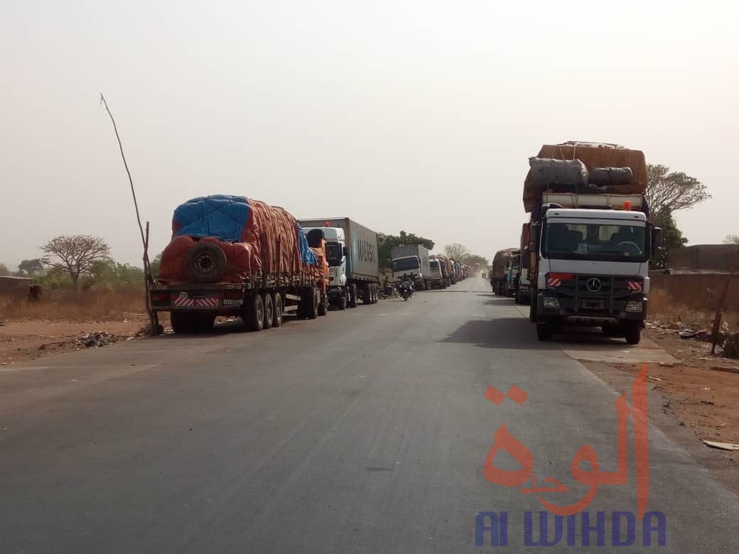 Des camions immobilisés au poste frontière Bogdibo-Kouteré, entre le Tchad et le Cameroun. © Golmen Ali/Alwihda Info Des camions immobilisés au poste frontière Bogdibo-Kouteré, entre le Tchad et le Cameroun. © Golmen Ali/Alwihda Info