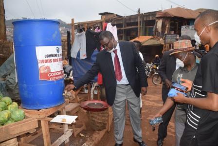 Le maire Jacquis Kemleu Tchabgou, exécutant le geste qui permet d’éviter la contamination.