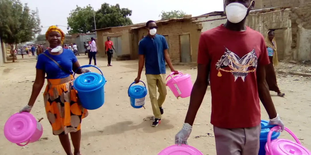 Tchad - Covid-19 : ils distribuent des réservoirs d'eau et des savons à N'Djamena. © Mahamat Abdramane Ali Kitire/Alwihda Info