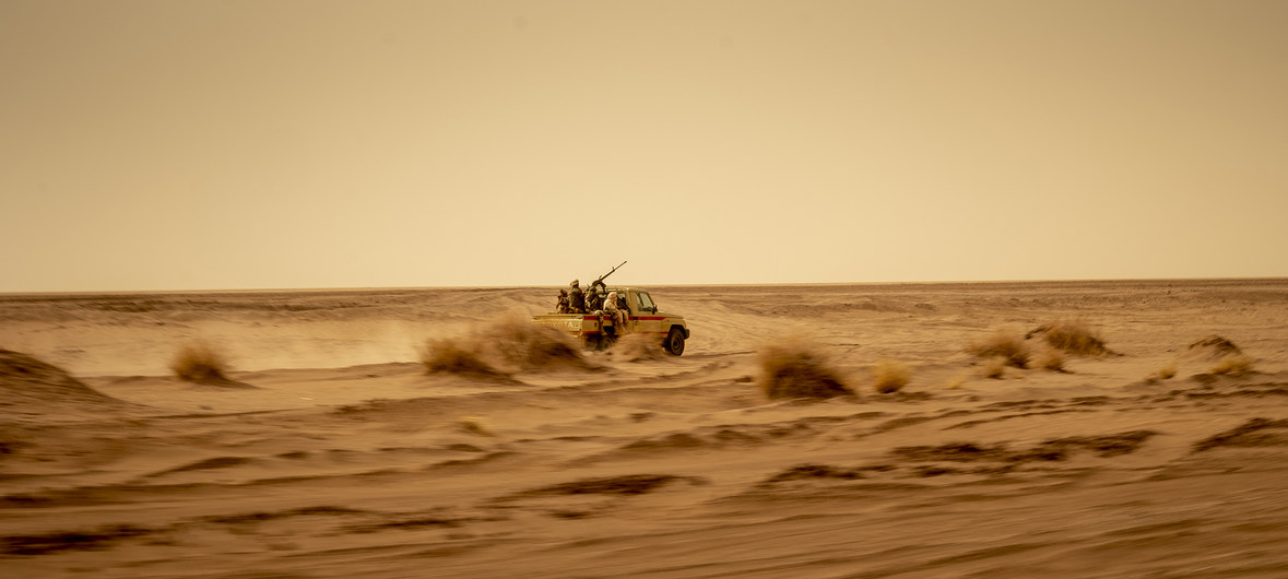 L'armée nigérienne patrouille dans le désert du Sahara pour cibler des groupes terroristes, notamment l'EIIL et Boko Haram. © Photo : UNICEF/Gilbertson L'armée nigérienne patrouille dans le désert du Sahara pour cibler des groupes terroristes, notamment l'EIIL et Boko Haram. © Photo : UNICEF/Gilbertson