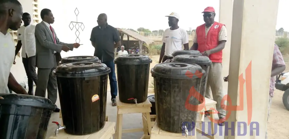 Tchad : à Laï, le procureur offre des kits sanitaires à la population
