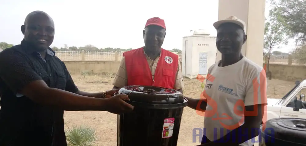 Tchad : à Laï, le procureur offre des kits sanitaires à la population