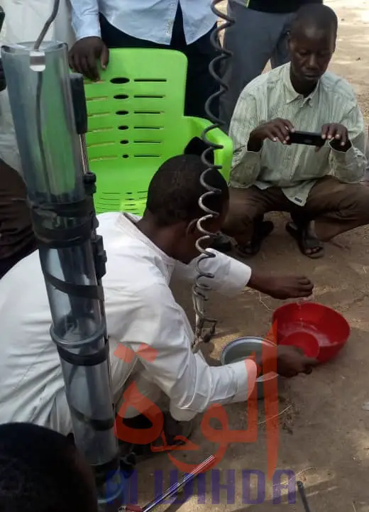 ​Tchad – Covid-19 : ils apprennent à fabriquer de l’eau de javel avec un chimiste. © Béchir Badjoury/Alwihda Info