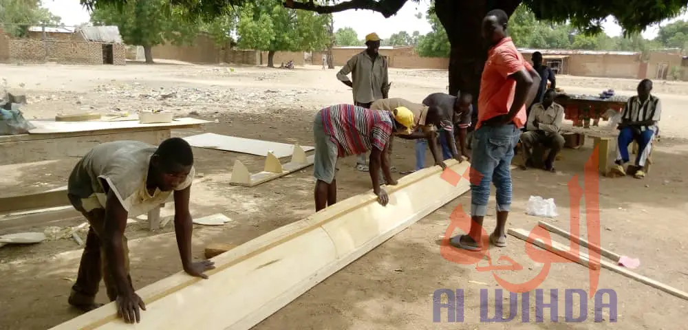 Tchad : à Laï, la population construit un siège pour la mairie. © Éric Guedi/Alwihda Info