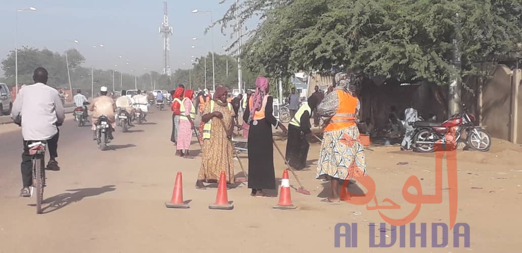 Des femmes balaient la rue à N'Djamena. © Djibrine Haïdar/Alwihda Info Des femmes balaient la rue à N'Djamena. © Djibrine Haïdar/Alwihda Info
