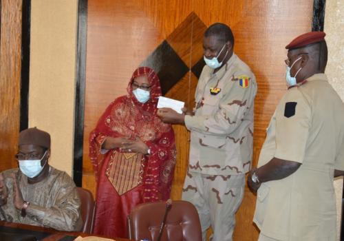 Tchad : le personnel de la Présidence offre 11 millions Fcfa à l'armée. © PR Tchad : le personnel de la Présidence offre 11 millions Fcfa à l'armée. © PR