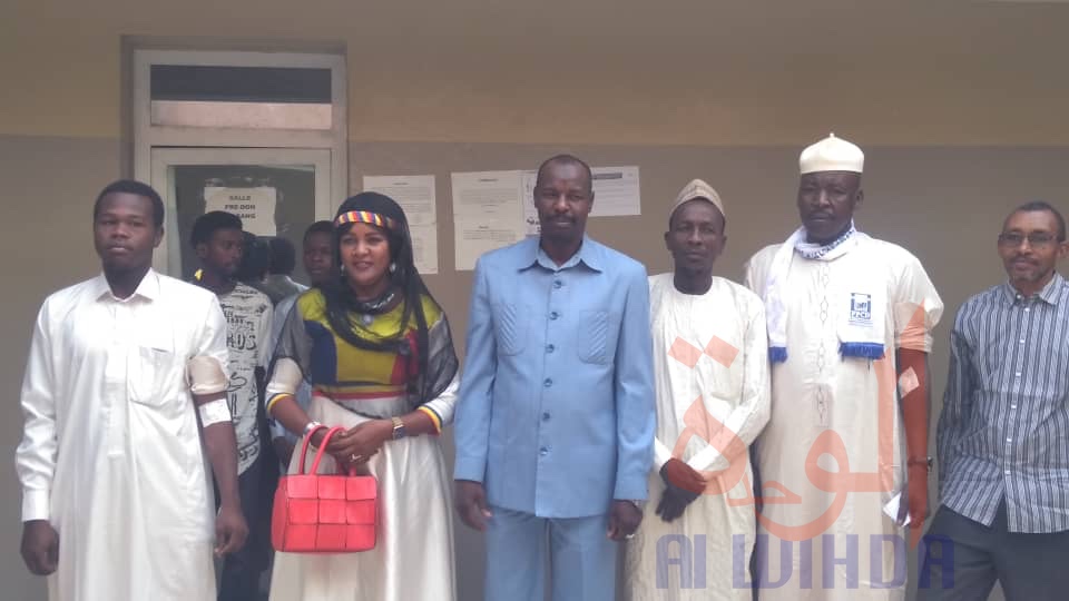 Tchad : le parti PPCD mobilise ses membres pour un don de sang aux soldats. © Malick Mahamat Tidjani/Alwihda Info Tchad : le parti PPCD mobilise ses membres pour un don de sang aux soldats. © Malick Mahamat Tidjani/Alwihda Info