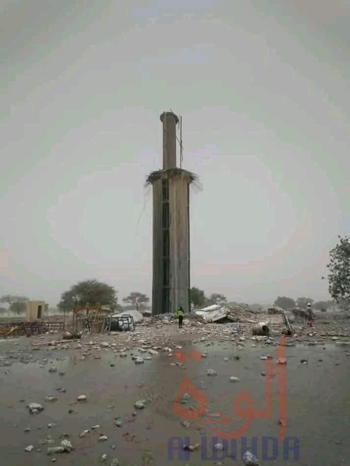 Tchad : nouvel écroulement d'un château d'eau à Massakory. © Mbainaissem Gédéon Mbeibadoum/Alwihda Info Tchad : nouvel écroulement d'un château d'eau à Massakory. © Mbainaissem Gédéon Mbeibadoum/Alwihda Info