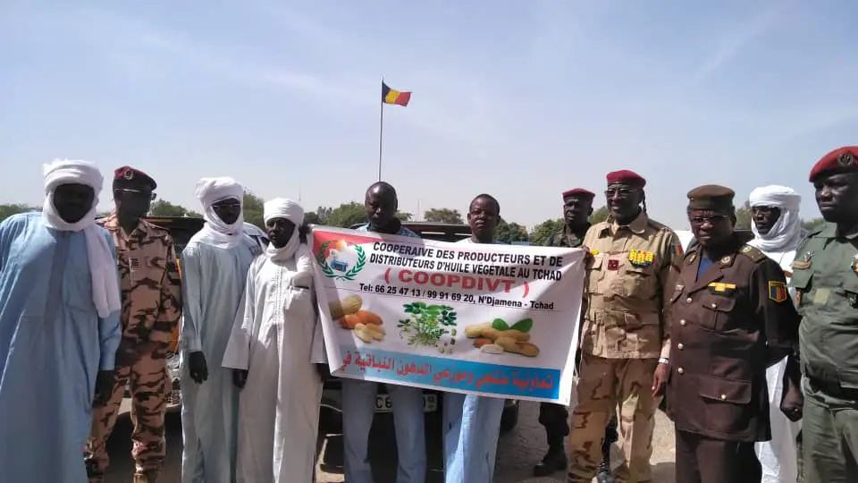 Tchad : ils offrent 200 bidons d'huile à l'armée, en guise de soutien. © Malick Mahamat/Alwihda Info