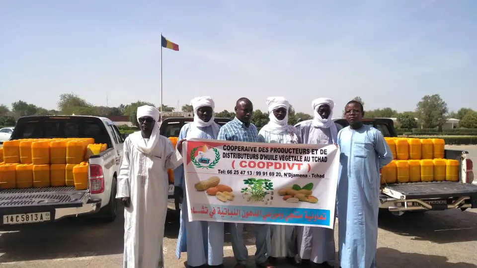 Tchad : ils offrent 200 bidons d'huile à l'armée, en guise de soutien. © Malick Mahamat/Alwihda Info
