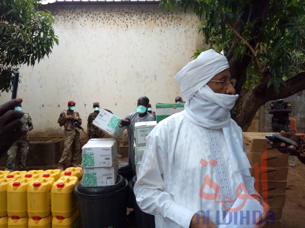 Covid-19 : La Coton Tchad fait un important don pour appuyer la lutte. © Golmen Ali/Alwihda Info Covid-19 : La Coton Tchad fait un important don pour appuyer la lutte. © Golmen Ali/Alwihda Info