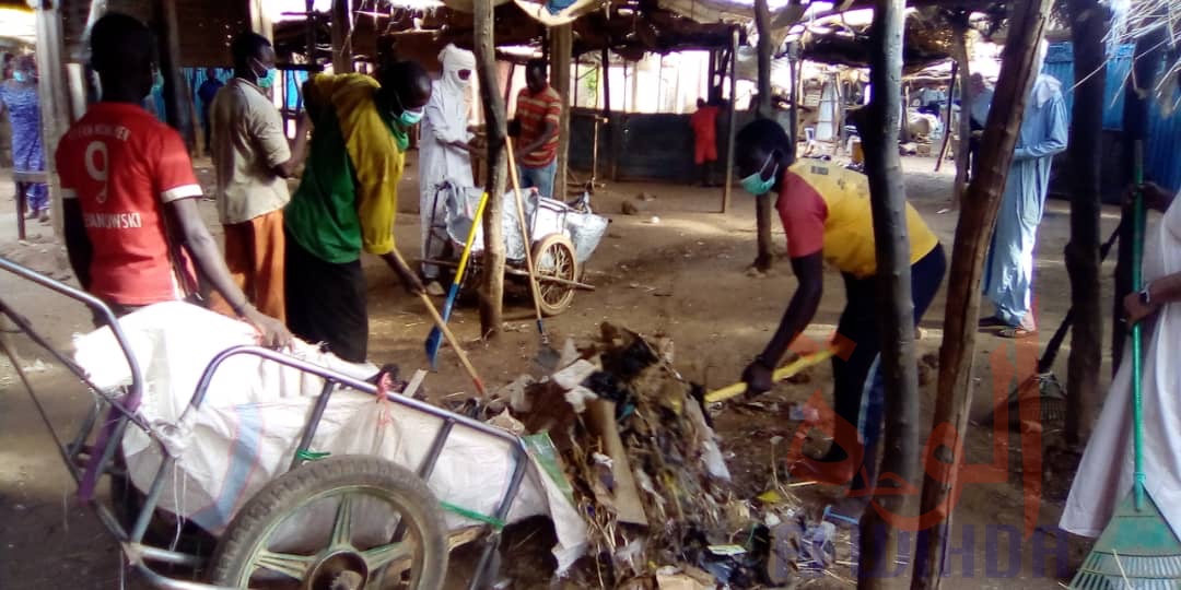 Tchad : à Pala, le marché hebdomadaire nettoyé par une centaine de citoyens. © Foka Mapagne/Alwihda Info