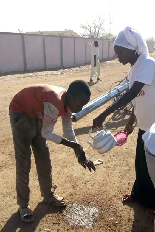Tchad - Covid-19 : à Mongo, opération de lavage de mains au marché moderne. © Béchir Badjoury/Alwihda Info