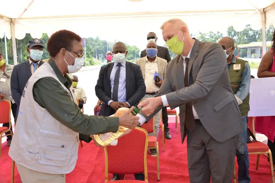 La ministre Nzinga Ndzondo réceptionnant le don d'Eco-oil Energie