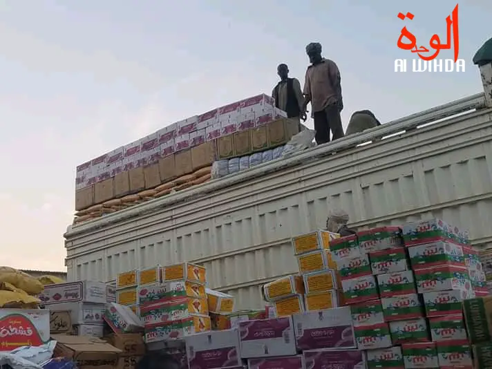 Des commerçants déchargent un conteneur à Goz Beida. Illustration. © Mahamat Issa Gadaya/Alwihda Info