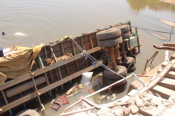 L'accident du pont de Ndila au Mandoul, le 23 avril 2020. © AARMOK Espace Culturel Et Artistique Du Mandoul "Café des Arts" L'accident du pont de Ndila au Mandoul, le 23 avril 2020. © AARMOK Espace Culturel Et Artistique Du Mandoul "Café des Arts"