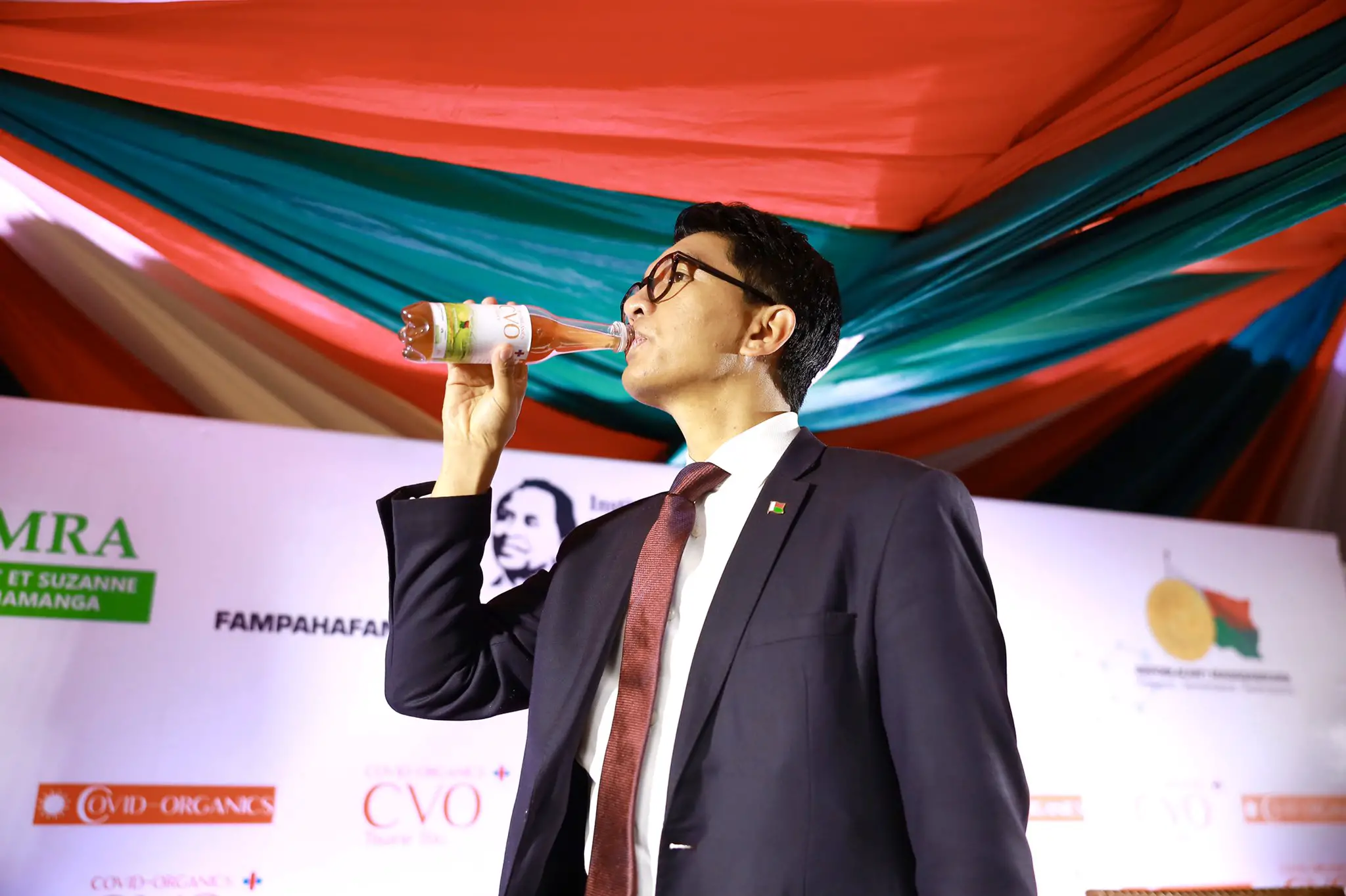 Le chef de l'État malgache, Andry Rajoelina, boit le remède contre le Covid-19. © Andry Rajoelina/Twitter
