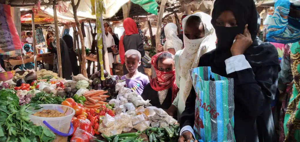 Des populations dans un marché de N'Djamena le 21 avril 2020. © Djibrine Haïdar/Alwihda Info