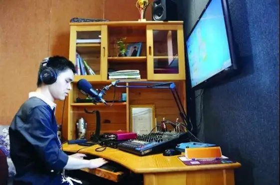Zhang Yao, a visually-impaired host records a radio book on Ximalaya FM. Photo courtesy of the official website of Ximalaya FM