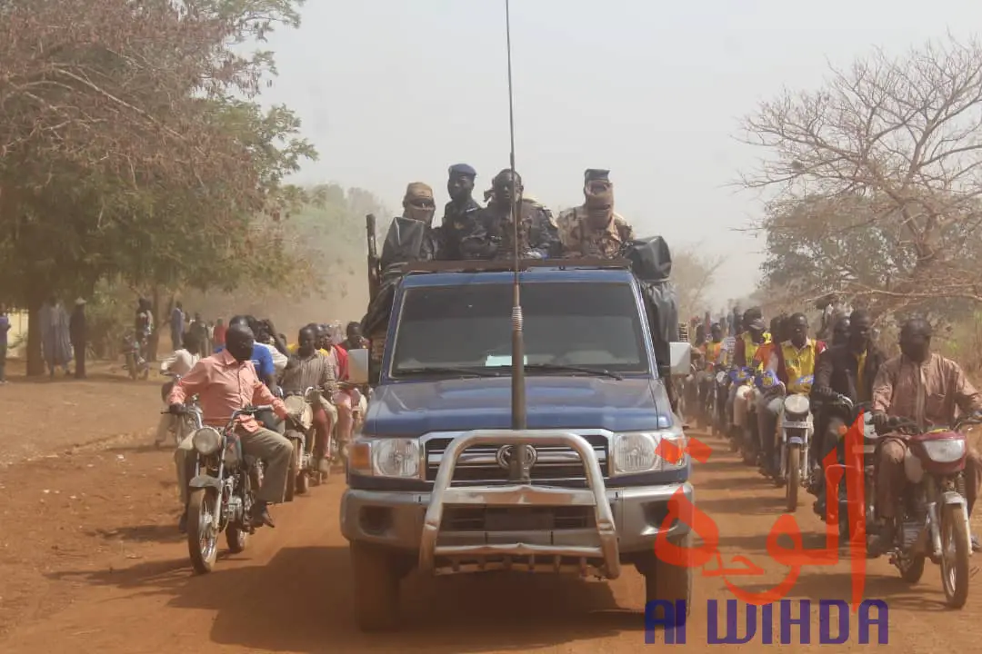 Un véhicule militaire et des motos en tête d'une escorte dans la ville de Pala. Illustration. © Malick Mahamat/Alwihda Info