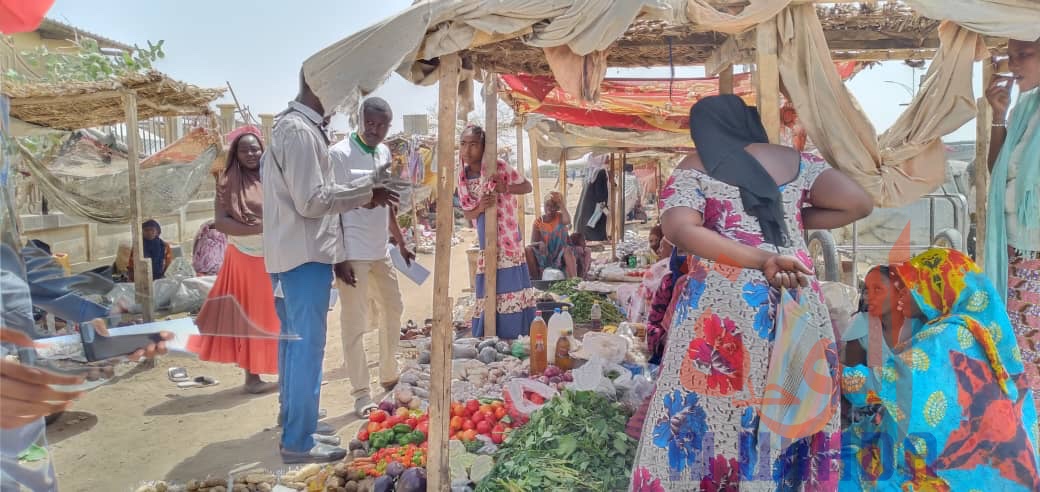 Des jeunes sensibilisent dans un marché de N'Djamena, le 11 avril 2020. Illustration. © Djibrine Haïdar/Alwihda Info