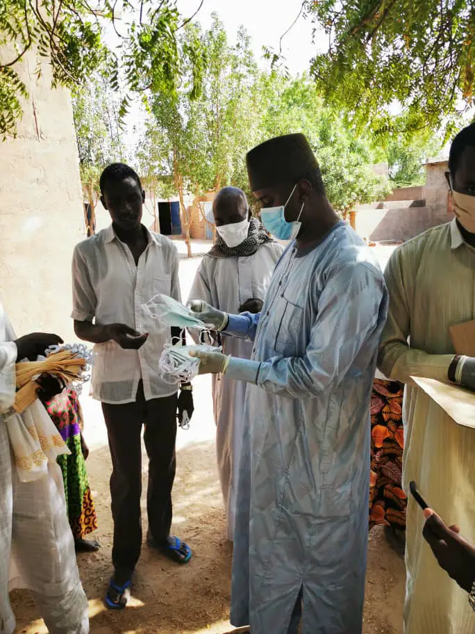 Tchad : à N'Djamena, des citoyens offrent des masques aux plus vulnérables. © DR