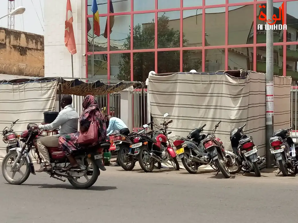 Des motos alignées devant la banque UBA à l'avenue Charles de Gaulle à N'Djamena. Illustration. © Kelvin Mendig-lembaye Djetoyo/Alwihda Info