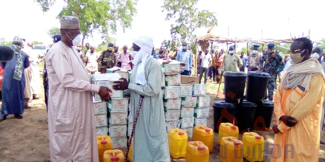 Tchad : des victimes d'une tornade reçoivent une assistance au Mayo Kebbi Ouest. © Foka Mapagne/Alwihda Info Tchad : des victimes d'une tornade reçoivent une assistance au Mayo Kebbi Ouest. © Foka Mapagne/Alwihda Info