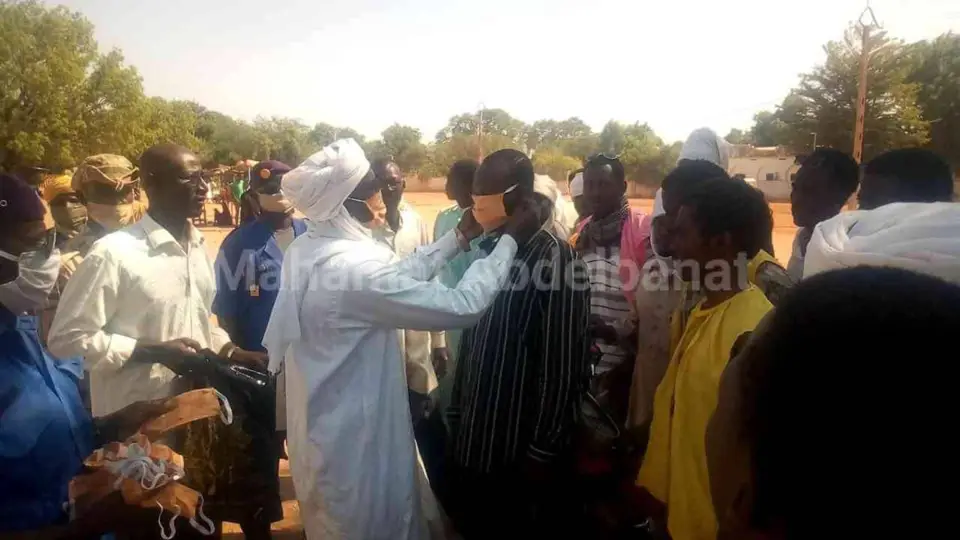 Tchad : à Am-TIman, des masques distribués gratuitement par la commune. © Mahamat Abdelbanat Kourma/Alwihda Info