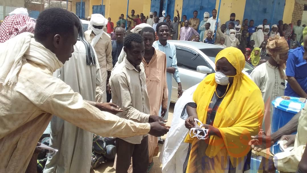 Tchad : au marché d'Ati, distribution de masques offerts par un ministre. © Hassan Djidda Hassan/Alwihda Info Tchad : au marché d'Ati, distribution de masques offerts par un ministre. © Hassan Djidda Hassan/Alwihda Info
