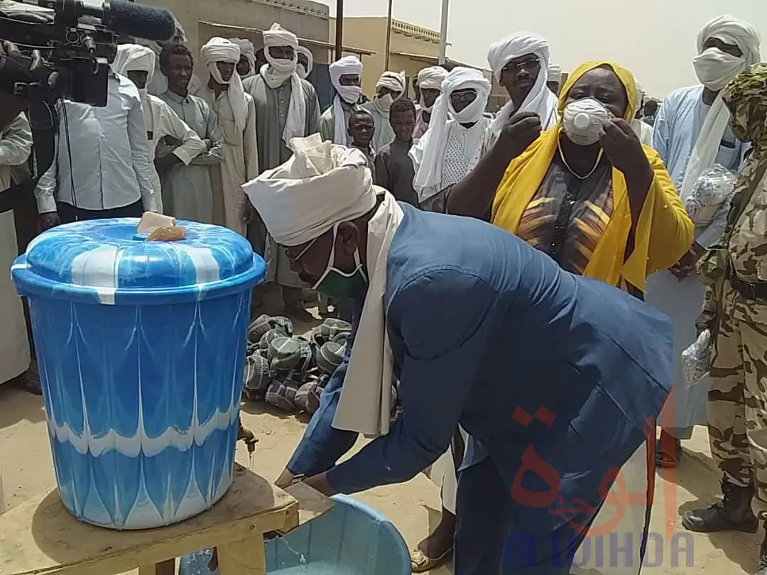 Tchad : au marché d'Ati, distribution de masques offerts par un ministre. © Hassan Djidda Hassan/Alwihda Info