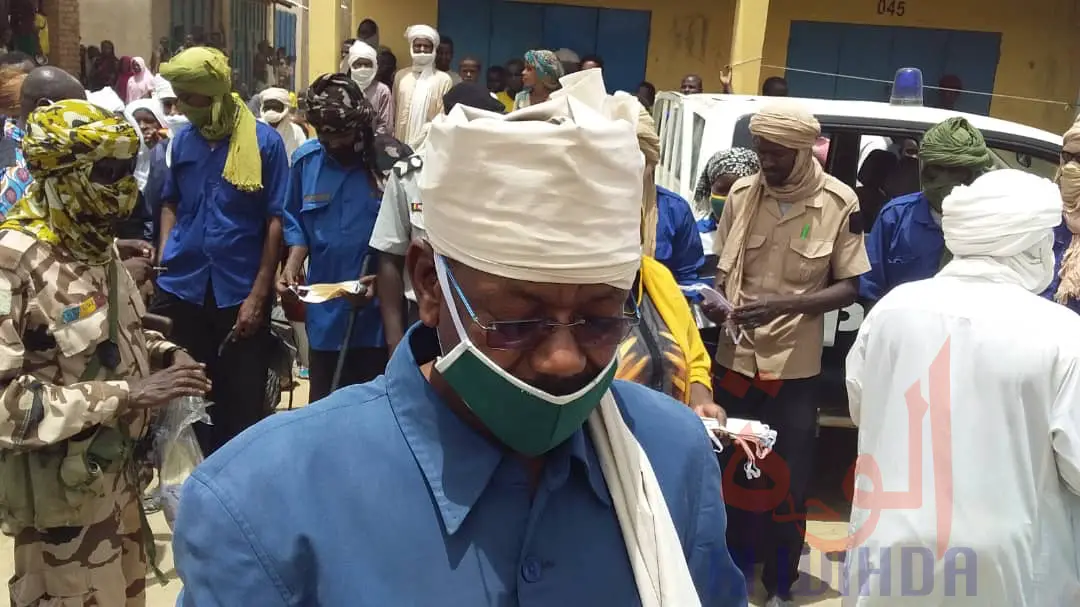 Tchad : au marché d'Ati, distribution de masques offerts par un ministre. © Hassan Djidda Hassan/Alwihda Info
