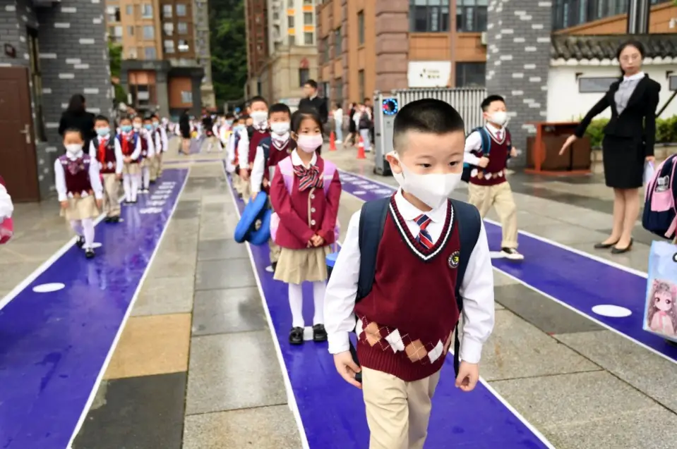 Students from the Huaguoyuan Third Primary School in Nanming district of Guiyang, Southwest China’s Guizhou Province, enter the campus in an orderly manner, May 25. Photo by Zhao Song/People’s Daily Online