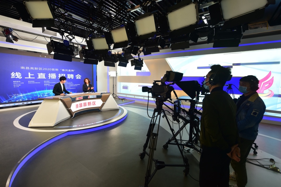 Head of the human resource department of an enterprise in Nanchang, east China’s Jiangxi province recruits online on March 22. Photo by Yu Yunliang/People’s Daily Online Head of the human resource department of an enterprise in Nanchang, east China’s Jiangxi province recruits online on March 22. Photo by Yu Yunliang/People’s Daily Online