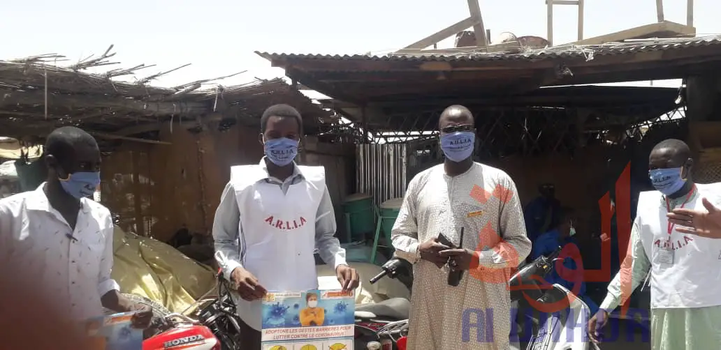 Tchad : à Abéché, des masques et solutions hydroalcooliques offerts aux vendeuses. © Abba Issa/Alwihda Info