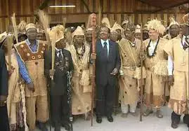Le président Paul Biya porté à la dignité de « Nnom Ngui’i » par les chefs traditionnels de la région du Sud en 2011.
