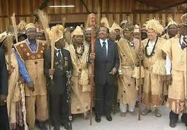 Le président Paul Biya porté à la dignité de « Nnom Ngui’i » par les chefs traditionnels de la région du Sud en 2011. Le président Paul Biya porté à la dignité de « Nnom Ngui’i » par les chefs traditionnels de la région du Sud en 2011.