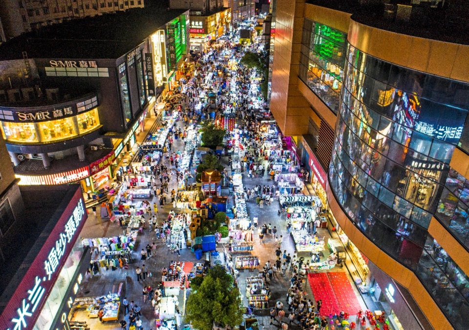 Street economy back to Chinese cities invokes much enthusiastic discussions and involvement from across the country, as China strives to revive its economy. Photo By Zhang Dagang / People’s Daily Online