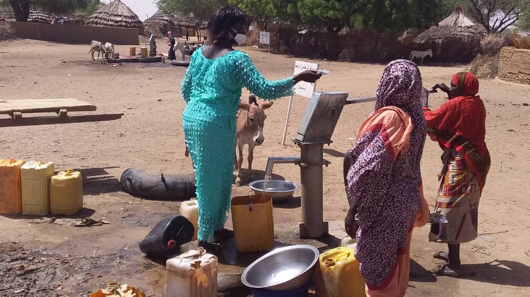 Tchad-Covid 19 : La WILPF sensibilise et distribue des masques aux femmes de Mandilé à Ati : ©️ Hassan Djidda/Alwihda Info