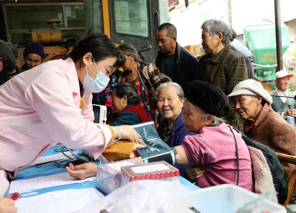 Medical workers check health conditions for empty-nesters for free in Huanglian village, Qingshuiping town, Baojing county, Central China’s Hunan Province on May 14. (Photo by Yu Caihua/People’s Daily Online)
