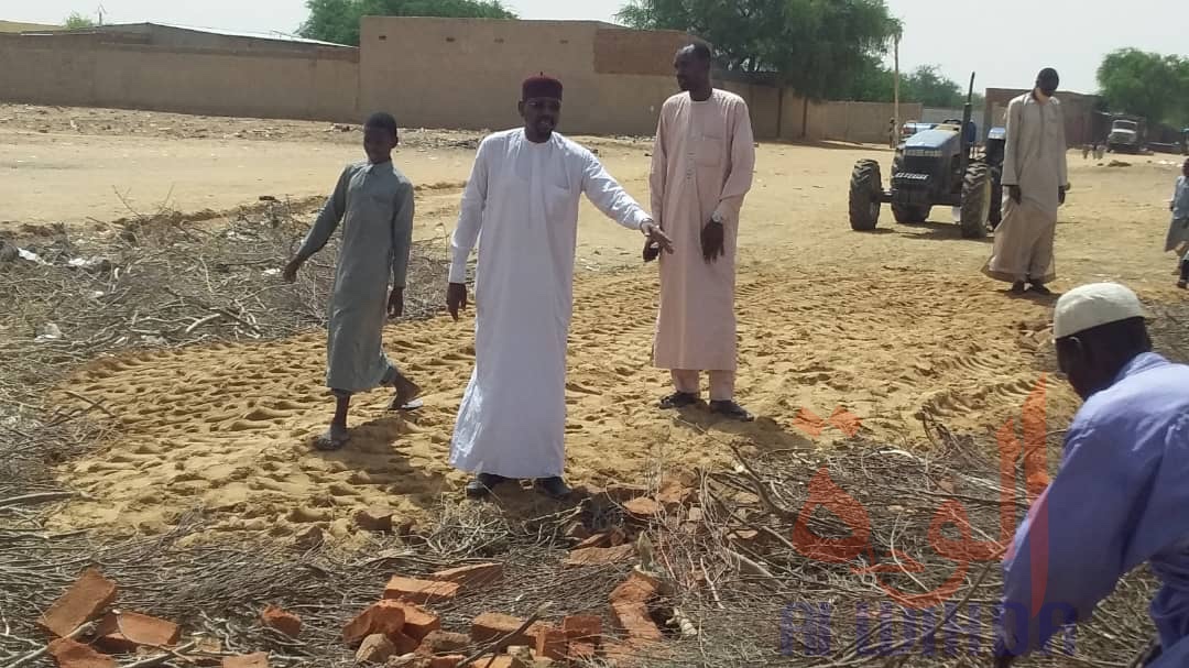 Tchad : à Ati, la commune à pied d'oeuvre pour les travaux d'assainissement . © Hassan Djidda Hassan/Alwihda Info Tchad : à Ati, la commune à pied d'oeuvre pour les travaux d'assainissement . © Hassan Djidda Hassan/Alwihda Info